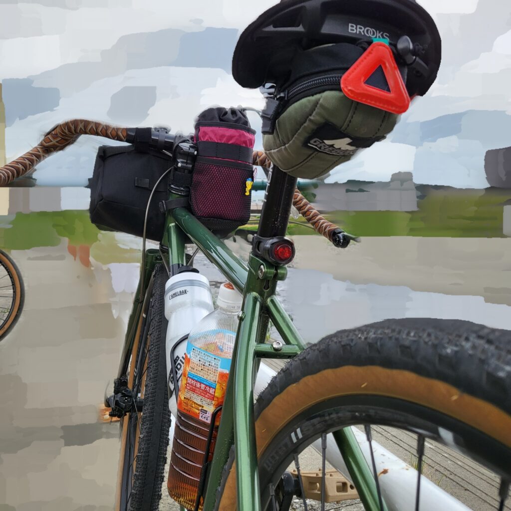 サイクリングボトルをボトルケージに入れた自転車の画像